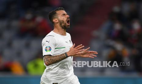  Reaksi Leonardo Spinazzola dari Italia setelah kehilangan kesempatan untuk mencetak gol pada pertandingan perempat final kejuaraan sepak bola Euro 2020 antara Belgia dan Italia di Allianz Arena di Munich, Jerman, Sabtu (3/7) dini hari WIB.