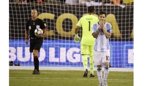 Reaksi Lionel Messi seusai gagal menjadi eksekutor penalti.