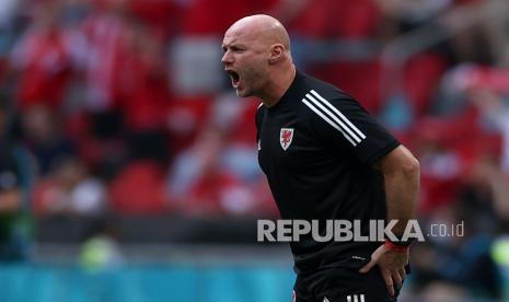 Reaksi manajer Wales Robert Page saat pertandingan babak 16 besar Piala Eropa 2020 antara Wales dan Denmark di Johan Cruyff ArenA di Amsterdam, Belanda, Sabtu (26/6).