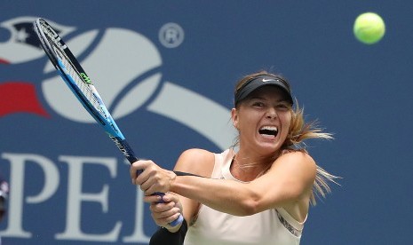 Reaksi Maria Sharapova pada laga AS Terbuka lawan Anastasija Sevastova di Flushing Meadows, Ahad (3/9).