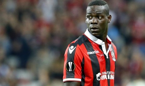 Reaksi Mario Balotelli saat Nice melawan Schalke 04 di Liga Europa, belum lama ini. Bersama Nice, Balotelli telah mencetak enam gol dari lima laga.