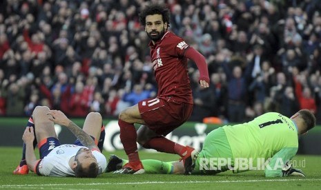 Reaksi Mohamed Salah sesaat setelah mencetak gol ke gawang Bournemouth  pada pertandingan Liga Inggris antara Liverpool melawan Bournemouth di Anfield Stadium, Liverpool, Sabtu (10/2).