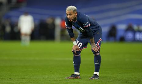 Reaksi Neymar dari PSG atas kekalahan timnya setelah pertandingan leg kedua babak 16 besar Liga Champions antara Real Madrid dan Paris Saint-Germain (PSG) di Stadion Santiago Bernabeu di Madrid, Spanyol, Rabu, 9 Maret 2022. PSG dilaporkan akan melepas Neymar pada akhir musim ini.