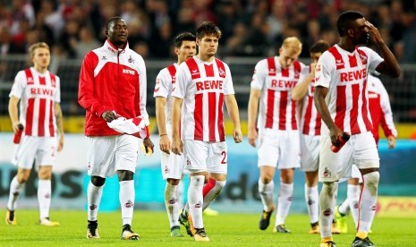 Reaksi para pemain FC Koln pascakekalahan dari Borussia Dortmund pada laga lanjutan Bundesliga di Signal Iduna Park, Ahad (17/9). FC Koln kalah telak 0-5.