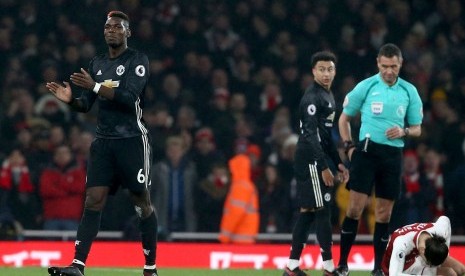 Reaksi Paul Pogba ketika menerima kartu merah pada laga Manchester United kontra Arsenal di Stadion Emirates, London, Ahad (3/12) dini hari WIB.