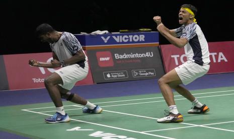 Reaksi pebulu tangkis India Satwiksairaj Rankireddy, kiri, dan Chirag Shetty usai mengalahkan pebulu tangkis Indonesia Kevin Sanjaya dan Mohammad Ahsan dalam pertandingan final bulu tangkis ganda putra di Thomas & Uber Cup di Bangkok, Thailand, Ahad, 15 Mei 2022. Indonesia tidak bisa mempertahankan gelar juara Piala Thomas setelah dikalahkan India pada babak final dengan skor 0-3, Ahad (15/5/2022). 