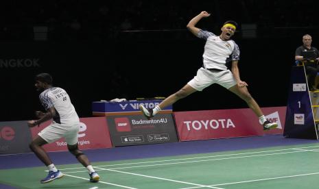 Reaksi pebulu tangkis India Satwiksairaj Rankireddy, kiri, dan Chirag Shetty usai mengalahkan pebulu tangkis Indonesia Kevin Sanjaya , dan Mohammad Ahsan dalam pertandingan final bulu tangkis ganda putra di Thomas & Uber Cup di Bangkok, Thailand, Ahad, 15 Mei 2022. 