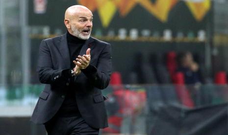 Reaksi pelatih AC Milan, Stefano Pioli saat Milan kebobolan tiga gol oleh Lille pada laga Liga Europa.