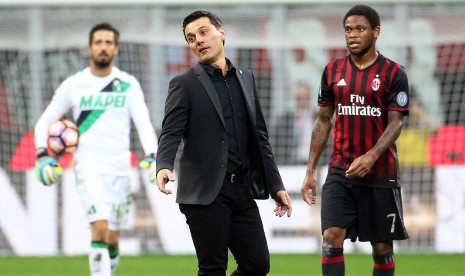 Reaksi pelatih AC Milan, Vicenzo Montella pada laga Serie A lawan Sassuolo, Ahad (2/10). Laga di stadion San Siro itu berakhir kemenangan 4-3 untuk Milan.