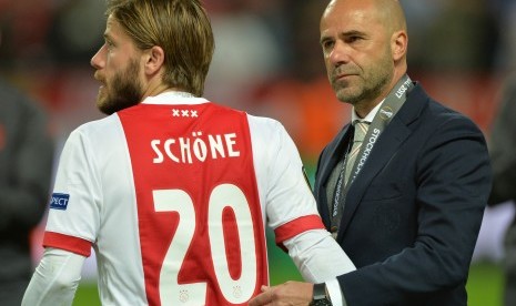 Reaksi pelatih Ajax Amsterdam, Peter Bosz (kanan) seusai laga final Liga Europa di Friends Arena, Stockholm, Kamis (25/5) dini hari WIB. Ajax kalah dari Manchester United, 2-0.