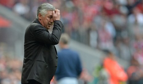 Reaksi pelatih Bayern Muenchen, Carlo Ancelotti pada laga Bundesliga lawan FC Cologne, Sabtu (2/10). Pada laga yang digelar di Allianz Arena itu, Munchen ditahan imbang 1-1.