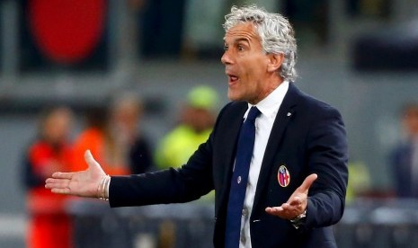 Reaksi pelatih Bologna, Roberto Donadoni pada laga Serie A lawan AS Roma di stadion Olimpico, Senin (7/11) dini hari WIB. Bologna kalah 0-3 pada laga ini.