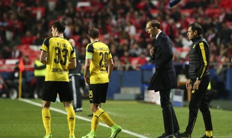 Reaksi pelatih Borussia Dortmund, Thomas Tuchel (kedua kanan) pada leg pertama babak perdelapan final Liga Champions lawan Benfica di stadion Luz, Rabu (15/2) dini hari WIB. Dortmund kalah 0-1.