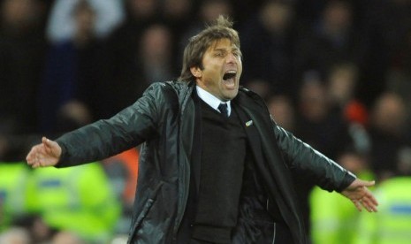 Reaksi pelatih Chelsea, Antonio Conte pada laga Liga Primer Inggris lawan Liverpool di Anfield, Ahad (26/11) dini hari WIB.