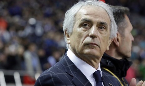 Reaksi pelatih Jepang, Vahid Halilhodzic pada laga kualifikasi Piala Dunia 2018 lawan Thailand di stadion Saitama, Selasa (28/3). Jepang menang 4-0.