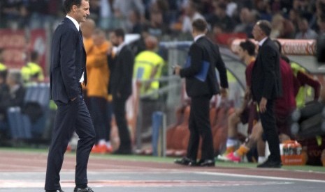 Reaksi pelatih Juventus, Massimiliano Allegri pada laga Serie A lawan AS Roma di Stadion Olimpico, Senin (15/5) dini hari WIB. Juve kalah 1-3.