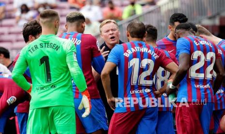  Reaksi pelatih kepala FC Barcelona Ronald Koeman (tengah) pada sebuah pertandingan La Liga. Posisi Koeman saat ini tidak aman menyusul kekalahan telak 0-3 dari Benfica, di babak penyisihan grup Liga Champions. (ilustrasi)