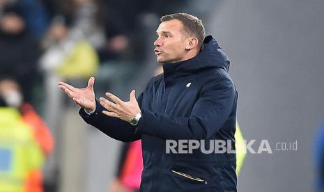 Reaksi pelatih Genoa Andriy Shevchenko saat pertandingan sepak bola Serie A Liga Italia. Genoa sudah menelan enam kekalahan dalam sembilan laga di Serie A sejak dilatih Shevchenko.