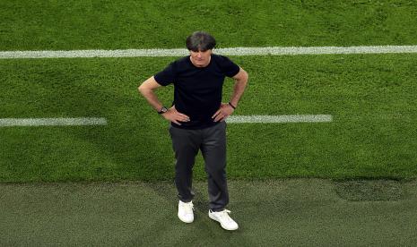  Reaksi pelatih Jerman Joachim Loew selama pertandingan sepak bola babak penyisihan Grup F Euro 2020 antara Prancis dan Jerman di Mueichen, Jerman, 15 Juni 2021.