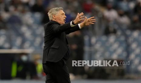 Reaksi pelatih kepala Real Madrid Carlo Ancelotti pada pertandingan sepak bola final Piala Super Spanyol antara Real Madrid dan Athletic Bilbao di stadion King Fahd di Riyadh, Arab Saudi, beberapa waktu lalu. Ancelotti disebut sebagai calon kuat pelatih MU.