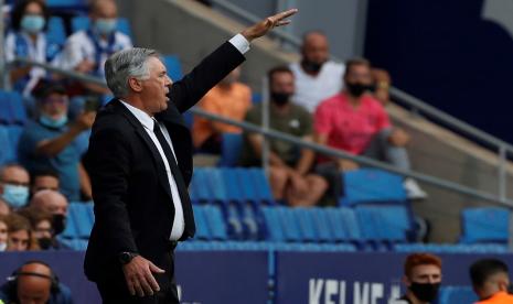 Reaksi pelatih kepala Real Madrid Carlo Ancelotti) selama pertandingan sepak bola LaLiga Spanyol antara RCD Espanyol dan Real Madrid di Stadion RCD di Barcelona, Catalonia, Spanyol, Senin (4/10)..