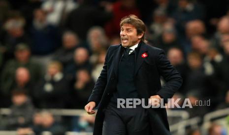  Pelatih  Tottenham Antonio Conte.