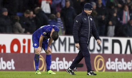 Reaksi pelatih Leicester City, Claudio Ranieri (kanan) dan gelandang, Danny Drinkwater seusai laga Liga Primer lawan Burnley di stadio Turf Moor, Rabu (1/2) dini hari WIB. Leicester kalah 0-1.