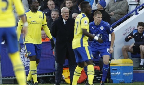 Reaksi pelatih Leicester City, Claudio Ranieri (tengah) pada laga Liga Primer lawan Everton di stadion King Power, Senin (26/12). Leicester kalah 0-2.