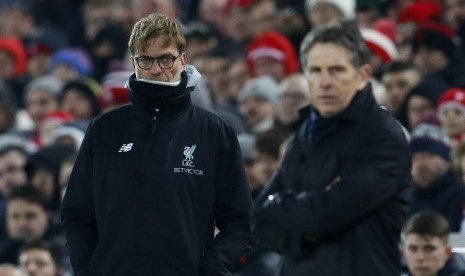 Reaksi pelatih Liverpool, Juergen Klopp (kiri) pada laga Piala Liga Inggris lawan Southampton, di Anfield, Kamis (26/1) dini hari WIB. Liverpool kalah 0-1.