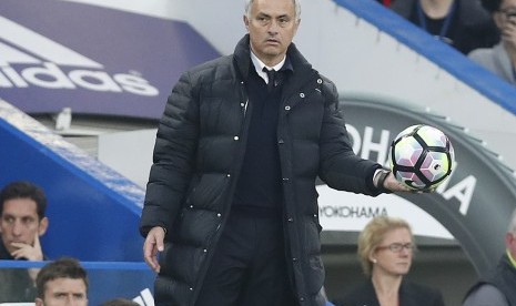 Reaksi pelatih Manchester United, Jose Mourinho pada laga Liga Primer lawan Chelsea di Stamford Bridge, Ahad (23/10). United kalah telak 0-4 pada laga itu.