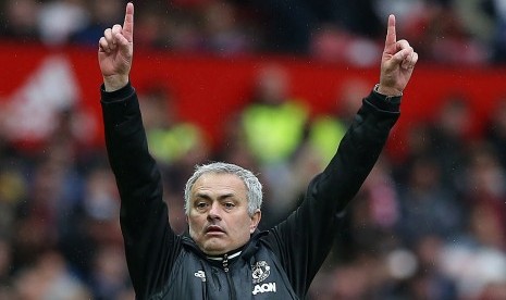 Reaksi pelatih Manchester United, Jose Mourinho pada laga Liga Primer lawan Chelsea di Old Trafford, Ahad (16/4). United menang 2-0.