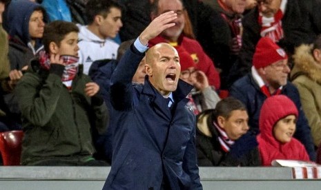 Reaksi pelatih Real Madrid Zinedine Zidane pada pertandingan La Liga melawan Athletic Bilbao di Stadion San Mames, Bilbao, Spanyol, Ahad (3/12) dini hari WIB. 