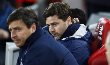 Reaksi pelatih Tottenham Hotspur, Mauricio Pochettino (kanan) pada laga Piala Liga Inggris lawan Liverpool di Anfield, Rabu (26/10) dini hari WIB. Spurs kalah tipis, 1-2 pada laga itu