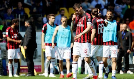 Reaksi pemain AC Milan ketika imbang 1-1 melawan Parma.