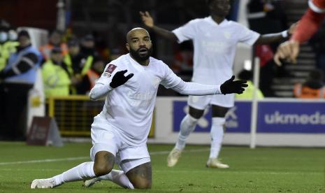 Reaksi pemain Arsenal Alexandre Lacazette selama pertandingan sepak bola putaran ketiga Piala FA Inggris antara Nottingham Forest dan Arsenal di City Ground, Nottingham, Inggris, Minggu, 9 Januari 2022.