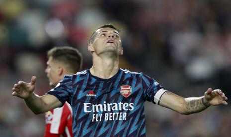 Reaksi pemain Arsenal Granit Xhaka setelah gagal mencetak gol pada pertandingan sepak bola Liga Inggris antara Brentford dan Arsenal di Brentford Community Stadium di London, Inggris, Jumat, 13 Agustus 2021