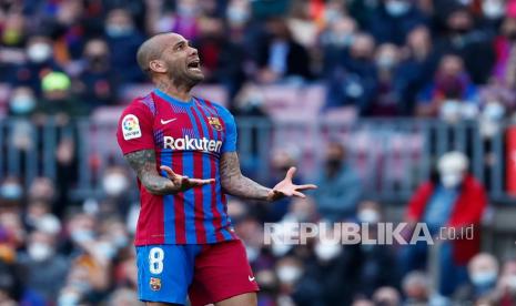 Bek Barcelona Dani Alves terkena skorsing dua laga di La Liga Spanyol.