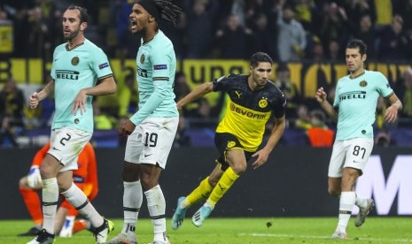 Reaksi pemain Borussia Dortmund Achraf Hakimi (kedua kanan) usai menjebol gawang Inter Milan.