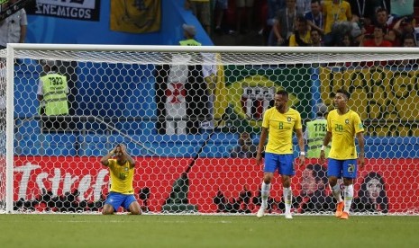  Reaksi pemain Brasil Neymar (kiri) setelah wasit menolak anggapan pelanggaran yang dilakukan pemain Belgia terhadapnya di kotak penalti Belgia, Sabtu (7/7) dini hari WIB di Kazan Arena, Kazan, Rusia. 