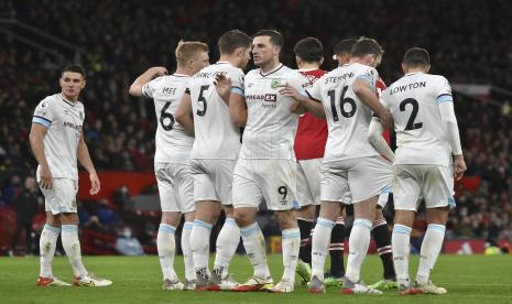 Reaksi pemain Burnley selama pertandingan sepak bola Liga Premier Inggris antara Manchester United dan Burnley di Old Trafford di Manchester, Inggris, Kamis, 30 Desember 2021.