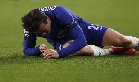 Reaksi pemain Chelsea Ben Chilwell setelah mengalami cedera saat pertandingan leg kedua perempat final Liga Champions antara Chelsea dan Porto di stadion Ramon Sanchez Pizjuan, di Seville, Spanyol, Selasa, 13 April 2021.