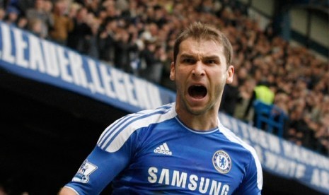 Reaksi pemain Chelsea Branislav Ivanovic setelah mencetak gol ke gawang Wigan Athletic, di Stamford Bridge, London, Sabtu (7/4) waktu setempat. (AP Photo/Alastair Grant) 