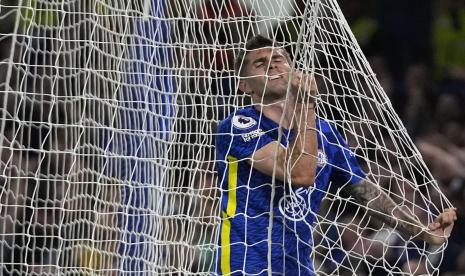  Reaksi pemain Chelsea Christian Pulisic setelah kehilangan peluang mencetak gol pada pertandingan sepak bola Liga Inggris antara Chelsea dan Leicester City di stadion Stamford Bridge di London, Jumat (20/5) dini hari WIB.