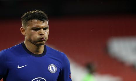 Reaksi pemain Chelsea Thiago Silva setelah mengalami cedera saat pertandingan leg kedua perempat final Liga Champions antara Chelsea dan Porto di stadion Ramon Sanchez Pizjuan, di Seville, Spanyol, Selasa, 13 April 2021.