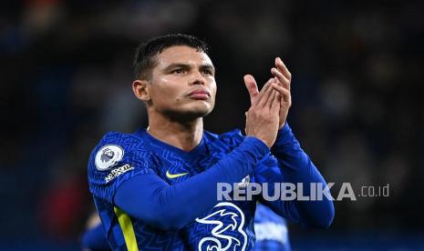 Bek Chelsea Thiago Silva memperpanjang kontrak semusim di Stamford Bridge.