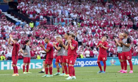 Reaksi para pemain Denmark setelah kalah dalam pertandingan sepak bola babak penyisihan Grup B Euro 2020 antara Denmark dan Belgia di Kopenhagen, Denmark, 17 Juni 2021. 