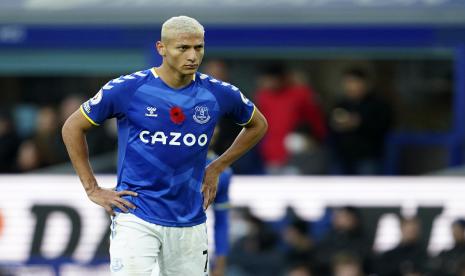 Reaksi pemain Everton Richarlison selama pertandingan sepak bola Liga Premier Inggris antara Everton dan Tottenham Hotspur di Goodison Park di Liverpool, Inggris, Minggu, 7 November 2021.