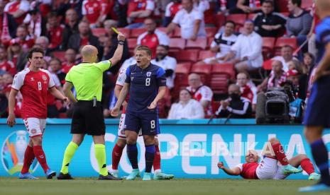 Reaksi pemain Finlandia Robin Lod saat menerima kartu kuning pada pertandingan grup B kejuaraan sepak bola Euro 2020 antara Denmark dan Finlandia di stadion Parken di Kopenhagen, Denmark, Sabtu (12/6).