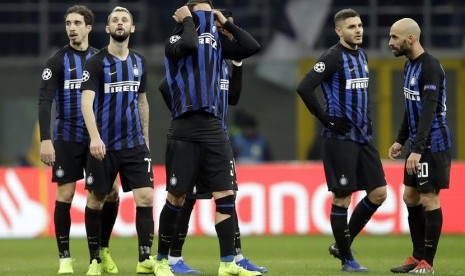 Reaksi pemain Inter Milan usai hanya bermain imbang 1-1 dengan PSV Eindhoven di laga terakhir penyisihan Grup B Liga Champions 2018/2019. Hasil ini membuat Inter gagal melaju ke babak 16 besar