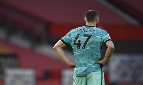 Reaksi pemain Liverpool Nathaniel Phillips setelah Bruno Fernandes dari Manchester United mencetak gol pembuka timnya selama pertandingan sepak bola Liga Premier Inggris antara Manchester United dan Liverpool, di stadion Old Trafford di Manchester, Inggris, Kamis, 13 Mei 2021.